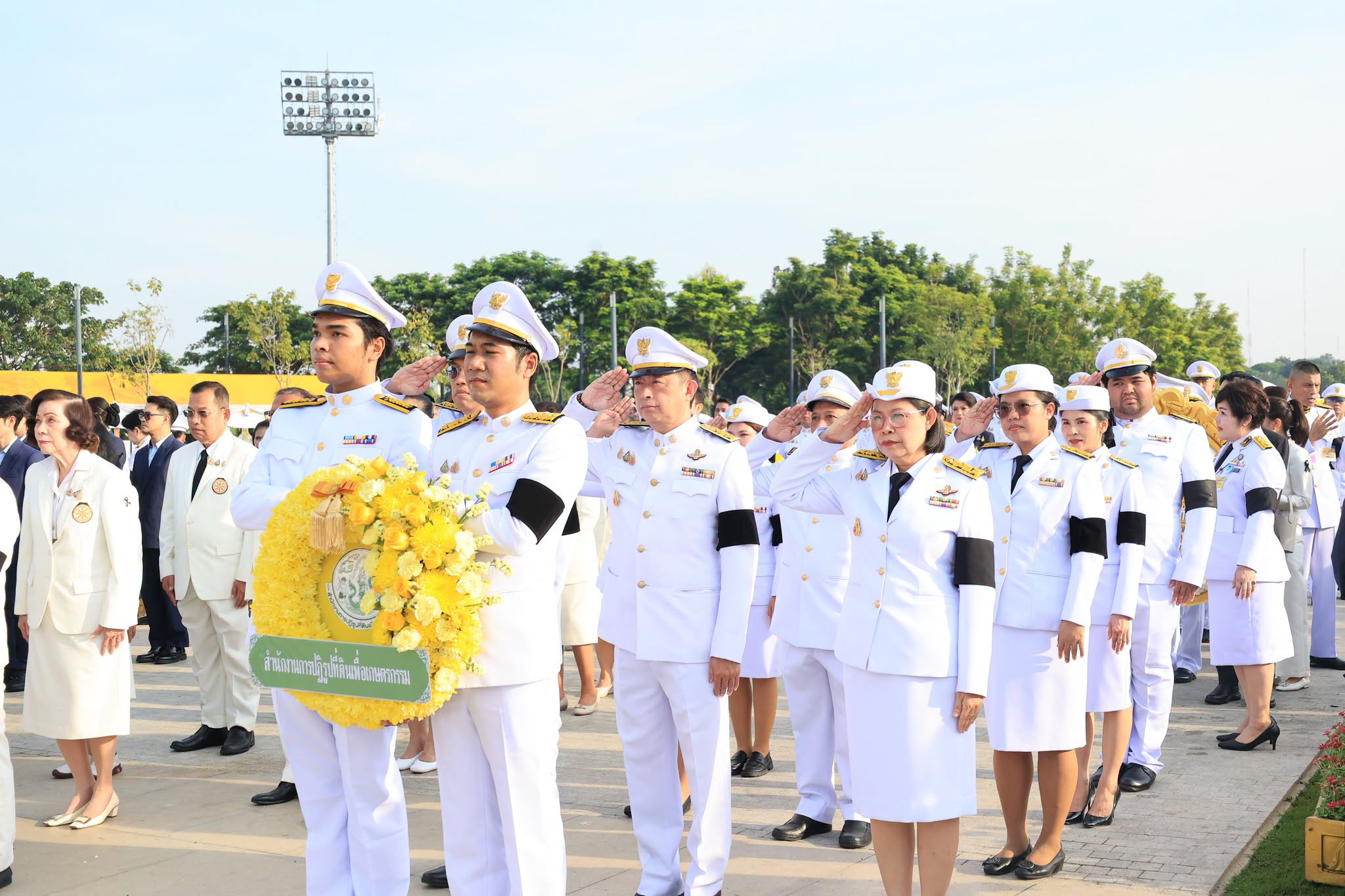 title - ส.ป.ก. ร่วมวางพวงมาลาถวายบังคมพระบรมราชานุสาวรีย์พระบาทสมเด็จพระบรมชนกาธิเบศร มหาภูมิพลอดุลยเดชมหาราช บรมนาถบพิตร เนื่องใน 